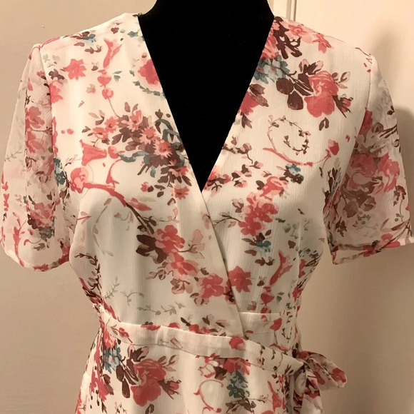 BARDOT NWOT Floral Short Sleeve Wrap‎ Dress - Picture 8 of 11